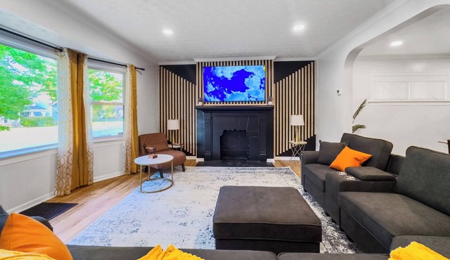 Modern Comfort Near Clinic & Downtown, King Bed!