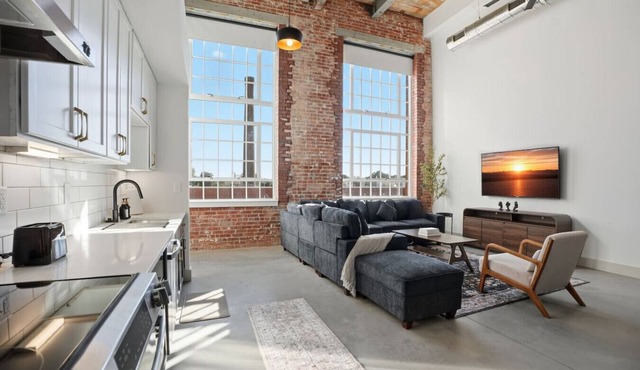 Modern Comfort 2BR Stay in GVL