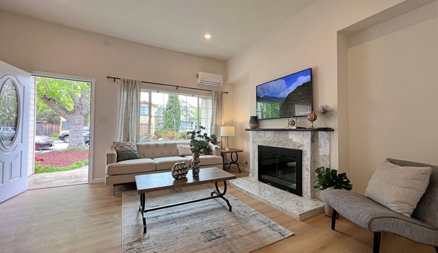 Modern Comfort 2BR w/AC: 10 min SFO + Parking, 617