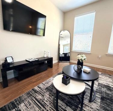 Modern Comfort, 3-Bed Apartment with Balcony