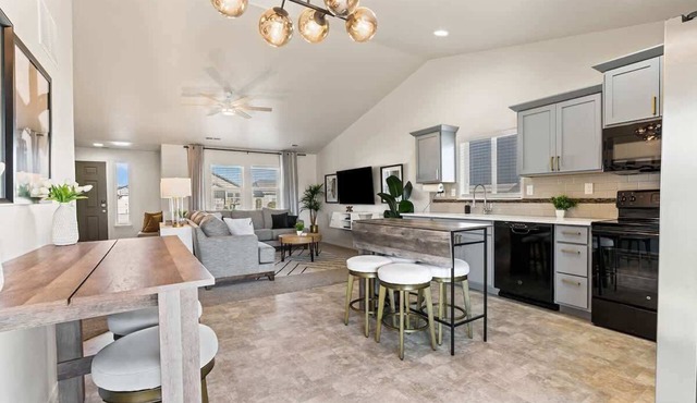 Modern Comfort 3B, Firepit, Covered Patio, Near C of I & Freeway