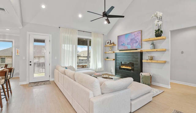 Modern Comfort: Cozy 3BR Family Home in Longview!