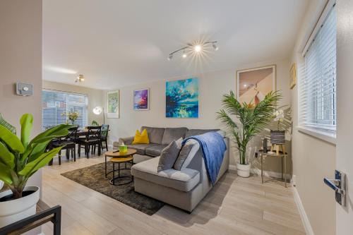 Modern Comfort, Free Parking, Netflix & Disney plus in every Bedroom and Living Room