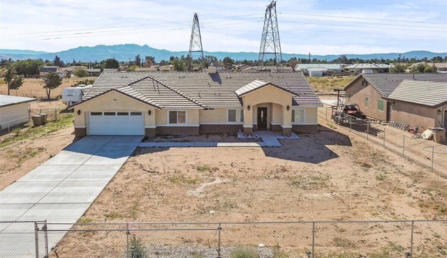 Modern Comfort, Home Feel-Escape to our hidden gem in Hesperia!