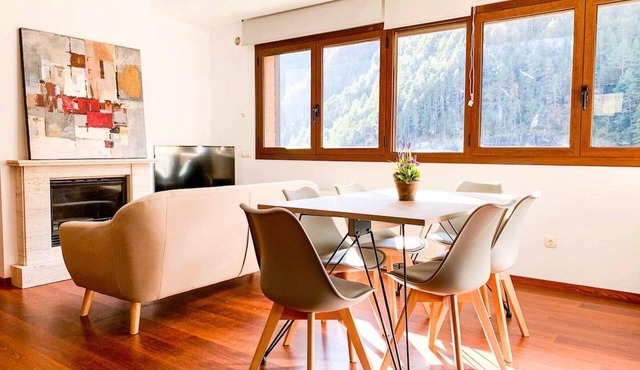 Modern comfort in Arinsal, includes parking, close to slopes