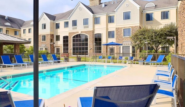 Modern Comfort in Houston's Shopping Hub! Close to Galleria Mall!