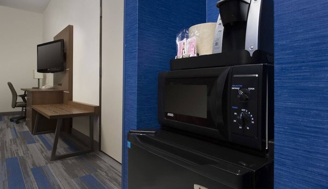 Modern Comfort & In-Room Amenities l Close to Charlottesville Highlights