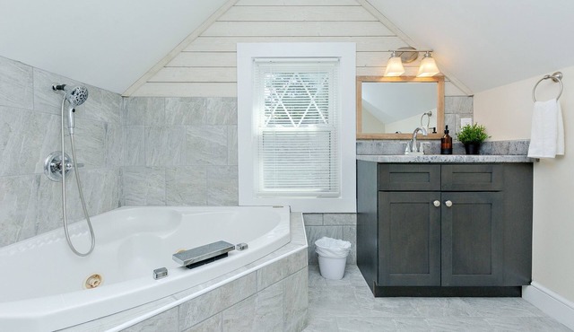 Modern Comfort Meets Relaxation- Spa Style Master with a Jacuzzi& Outdoor Oasis