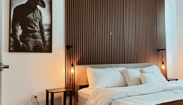 Modern Comfort Meets Texas Charm: Private King Suite Guesthouse in Houston