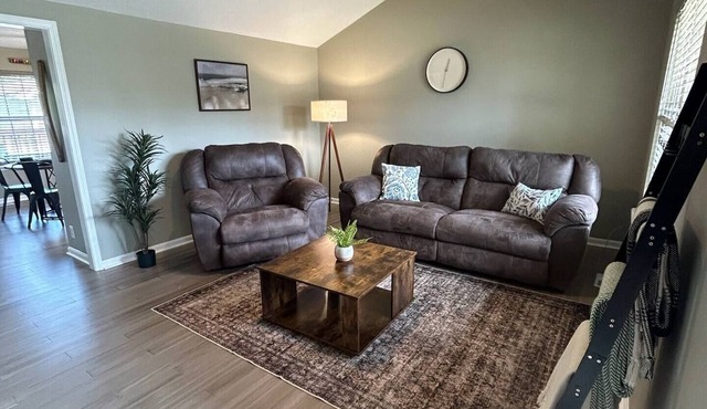 Modern Comfort n Bourbon Trail & Derby Fenced yard full kitchen parking