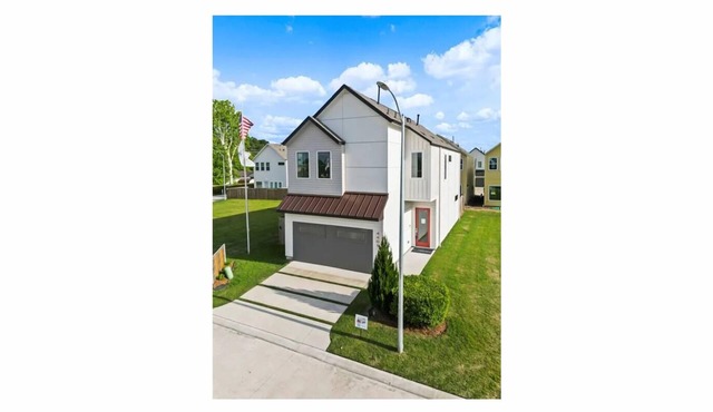 Modern Comfort Near Downtown Houston.Stylish 3BR Retreat with Private Yard