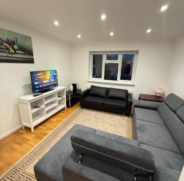 Modern Comfort Near Gatwick, Three Bridges & M23!