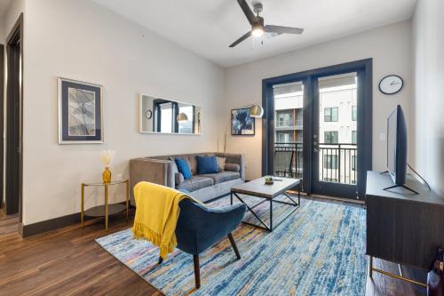 Modern Comfort North Austin with Balcony and Workspace