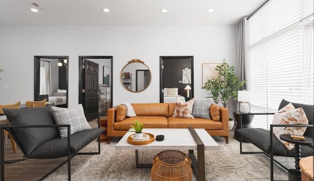 Modern Comfort, Only 1.9 Mile to Downtown Broadway