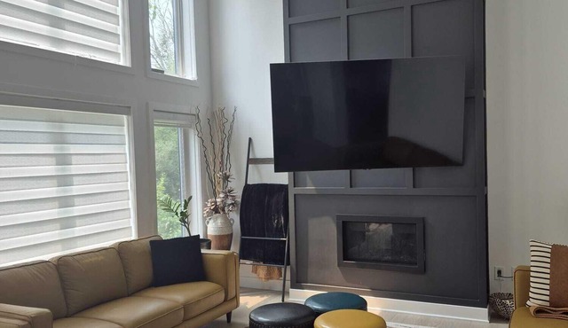 Modern Comfort + Private View. 30 mins to Ottawa downtown and Airport.