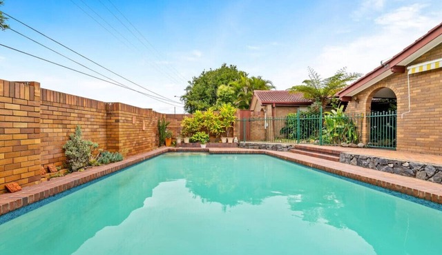 Modern Comfort Retreat: 4-Bed Cozy Haven w/Pool