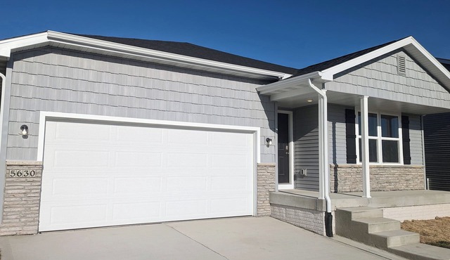 Modern Comfort. Sleeps 10. Perfect location, close to I-80 and sparkling clean!