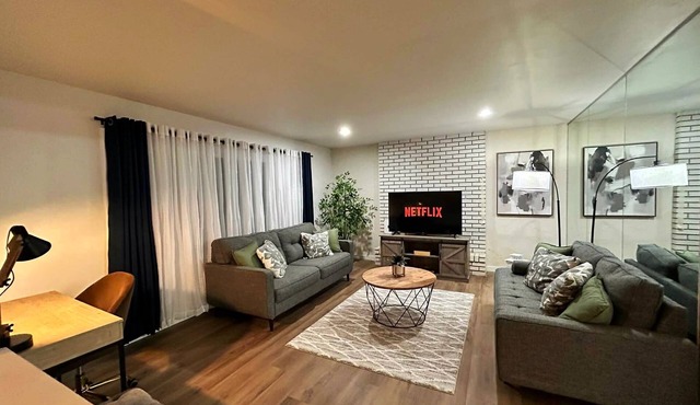 Modern Comfort Stay Near Chicago/n Pet-Friendly/Parking /Sleeps 6