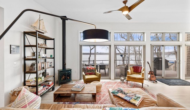 Modern Comfort Waterfront Retreat! Kayak/paddleboard from the back yard. Stunning sunsets!