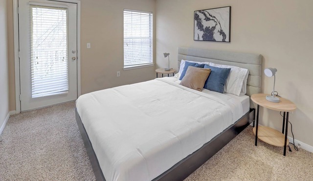 Modern Comfort w/Balcony, Kitchen & WiFi