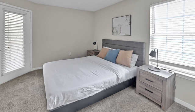 Modern Comfort w/Balcony, Kitchen & WiFi