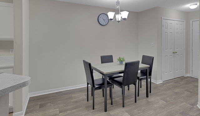 Modern Comfort w/Balcony, Kitchen & WiFi