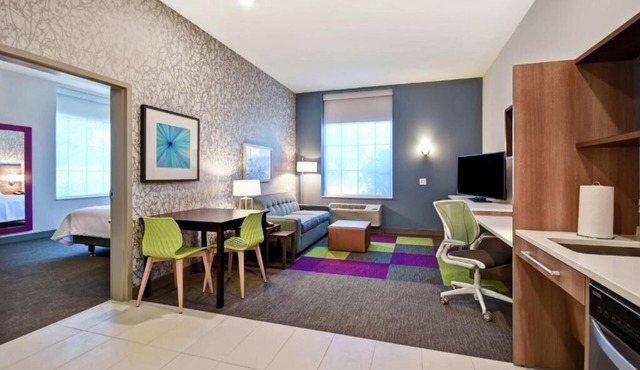 Modern Comfort with Kitchen! Outdoor Pool, Free Breakfast, Pets Allowed!