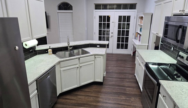 Modern, comfortable 2 BR, 1 bath, full kitchen.