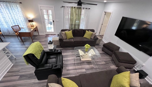 Modern, Comfortable and Cozy Large Apartment