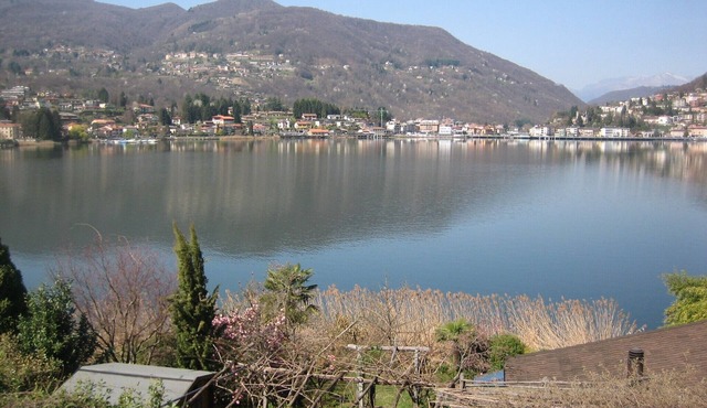 Modern, comfortable loft apartment, right on the lake and Monte Caslano.