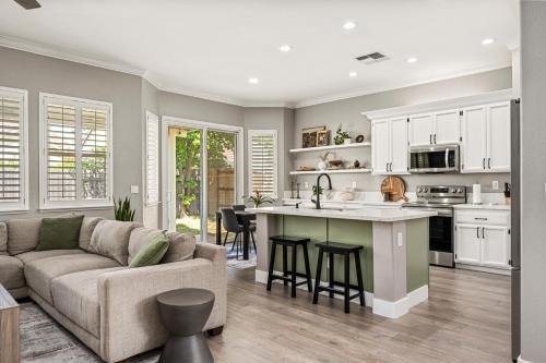 Modern & Comfortable with Luxury Master Suite