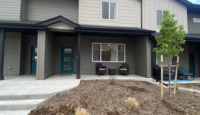 Modern Comforts: 3-Bedroom Townhome w/2 kid friendly community pools n