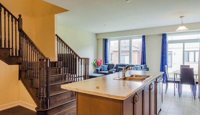 Modern Comforts: 4 Bedroom Family Home in Thorold | 20 Min to Falls