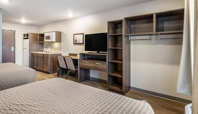 Modern Comforts in a Charming Locale! Full Kitchen, Pets Allowed, Free Parking!