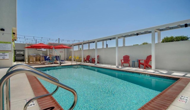 Modern Comforts! Pool, Parking, Breakfast. Minutes to Discovery Science Center!