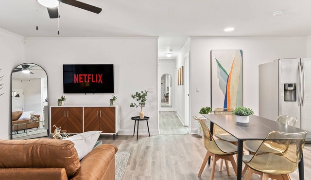 Modern & Comfy ~ 15mins to Downtown ~ Queen Beds!