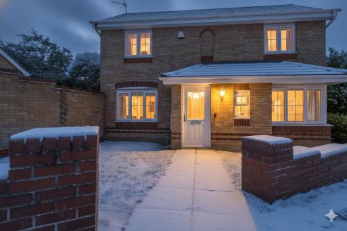 Modern & comfy 4 bedrooms Corby house free parking