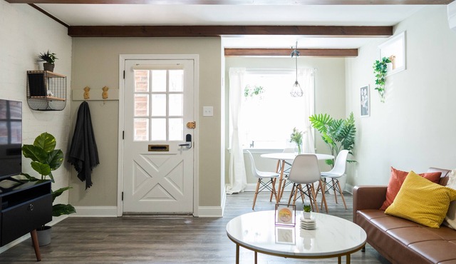 Modern & Comfy | 5★ Location, ♛Queen Bed, Parking