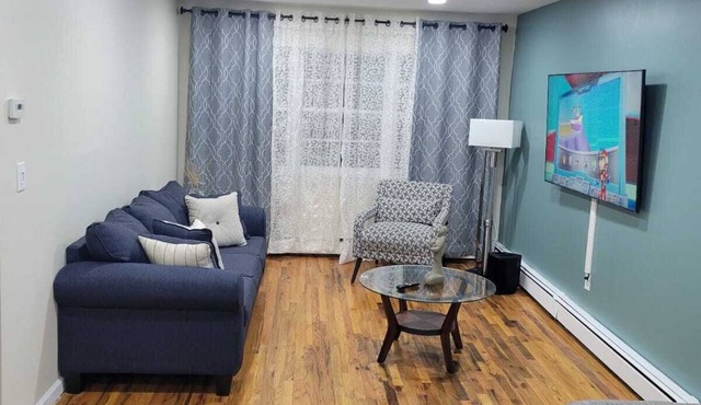 Modern & Comfy ~ 5* Location ~ King Bed ~ Parking!