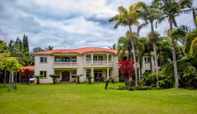 Modern & Comfy Gem: Oceanfront Views, Balcony, Pkg