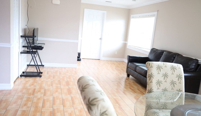Modern & Comfy Oasis ~ Mins to Downtown ~ Parking!
