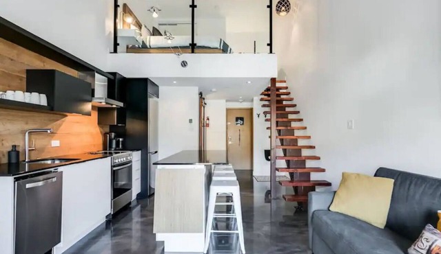 Modern condo 10 min. drive from ski resort, with mountain views