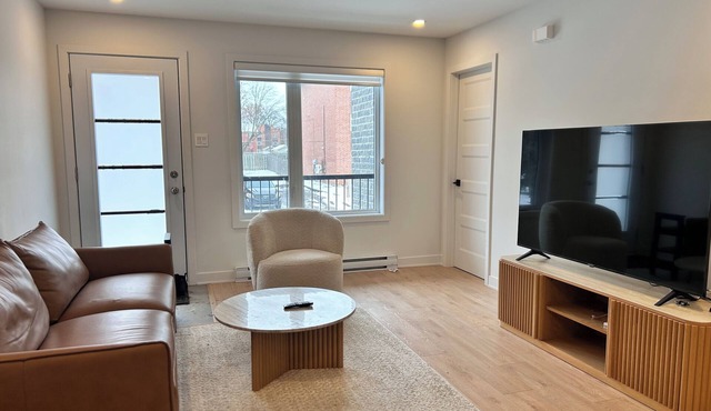 Modern condo by Boisé du Tremblay with parking and fitness equipments