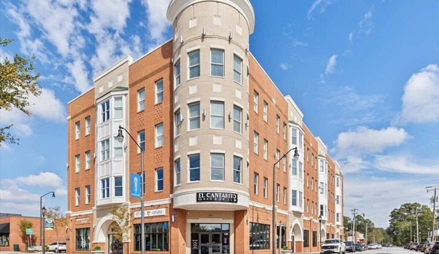 Modern condo - DT Fuquay - Free Parking - walk to restaurants, coffee, breweries