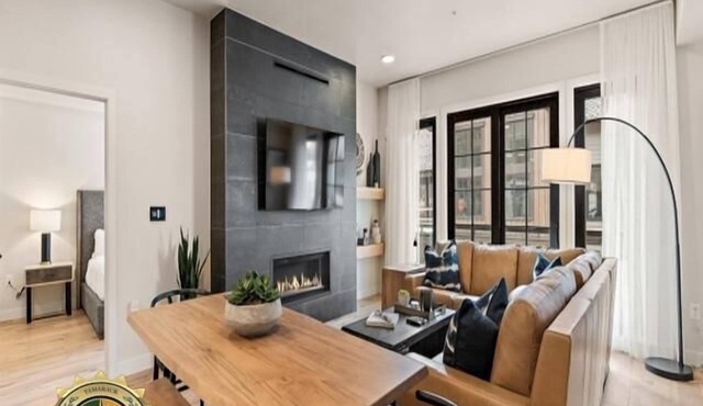 Modern Condo|Gas Fireplace|Balcony with Plaza View