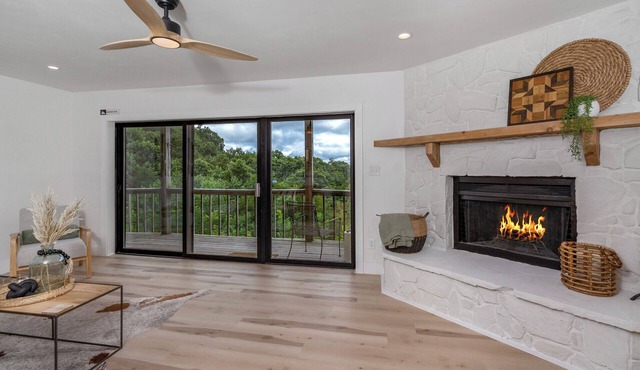 Modern condo located in the resort village of Seven Devils. Great views!