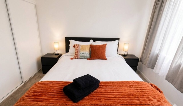 Modern Condo next Aldershot GO Toronto Access &assigned underground parking