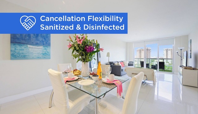 Modern condo w/bay views. WiFi, parking, tennis, playground and more!