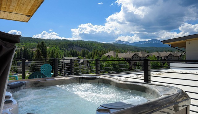 Modern condo w/hot tub & fireplace