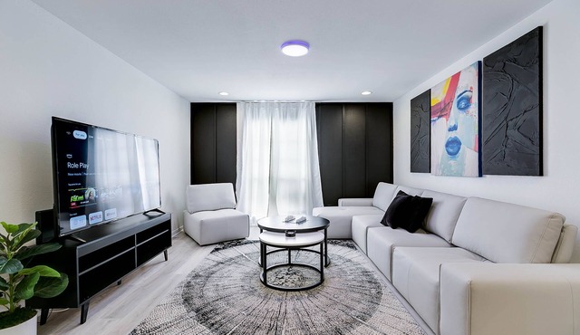 Modern Condo Walkable to Downtown and River! Quiet Condominium!